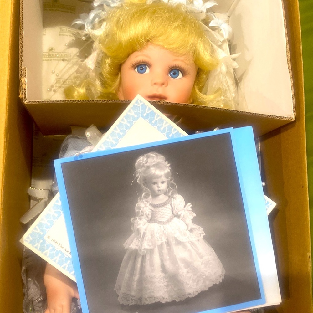 ASHTON-DRAKE DOLL - Picture 7 of 11